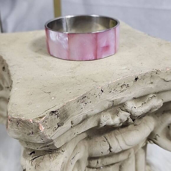 Vintage Pink Mother of Pearl Bangle - Picture 4 of 6